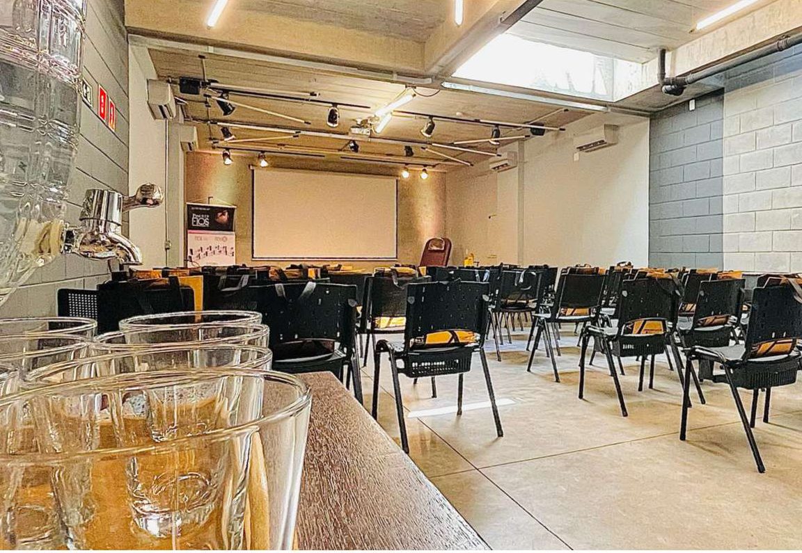 Auditório da Usina Colab em formato plenária