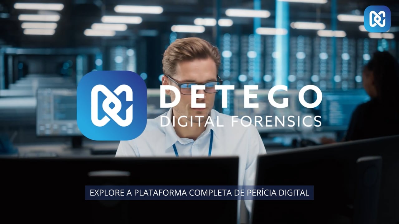 Perita em frente a monitores num laboratório de perícia digital, capa do vídeo da Detego Global